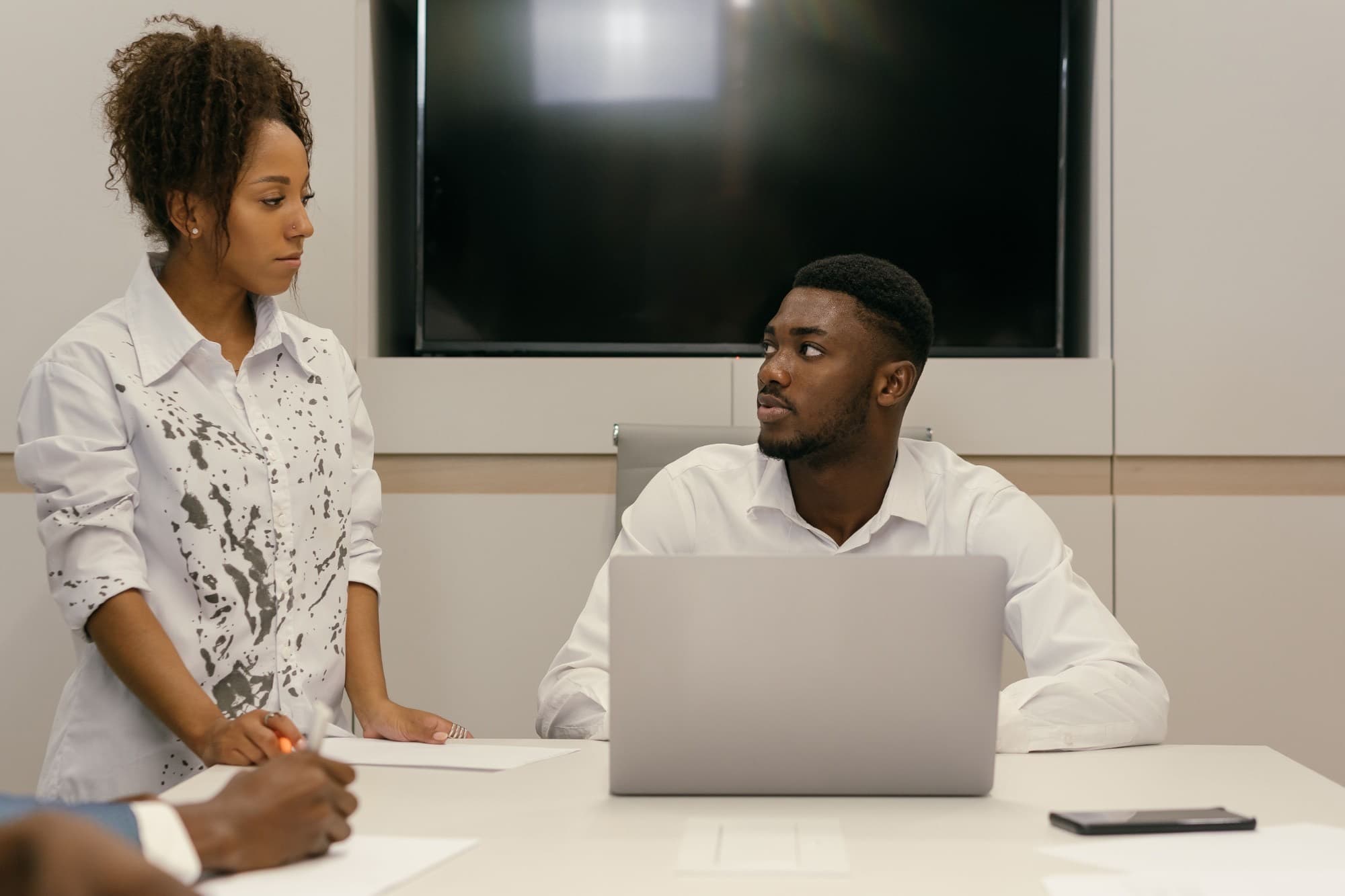 Une équipe en situation d'apprentissage autour d'un ordinateur portable